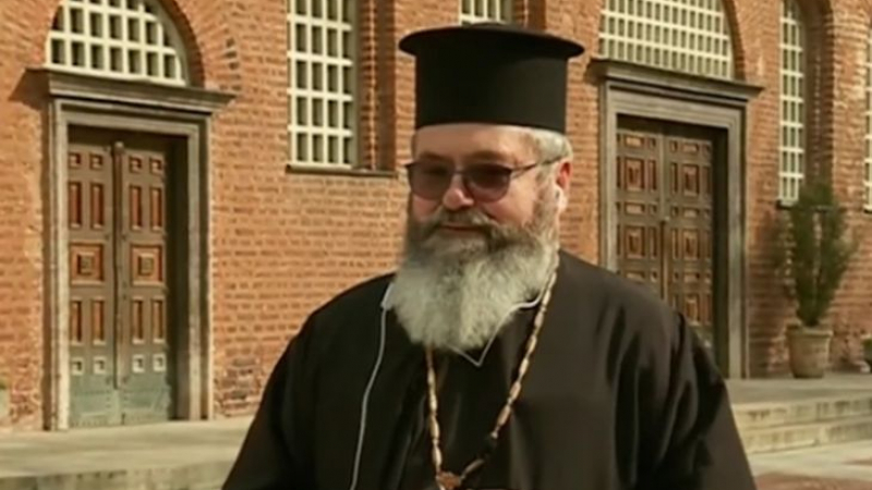 Отец Ангел шокира цяла България с обяснението си за причестяването с една лъжичка