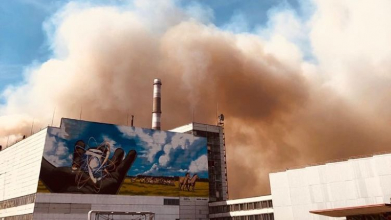 В Чернобил става страшно! Огънят бушува на метри от хранилищата с радиоактивни отпадъци ВИДЕО 