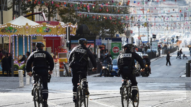 Във Франция убиха мъж, който нападна полицаи на велосипеди с нож