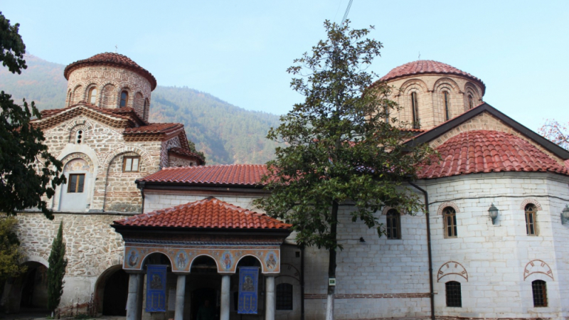 Спазват ли се всички мерки в Бачковския манастир? 