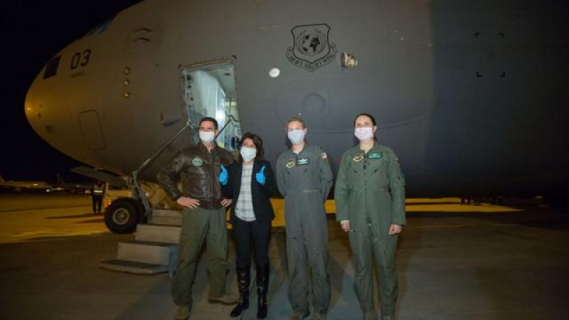 Посолството на САЩ: Тези жени пилоти доставиха медицинските консумативи в София СНИМКИ