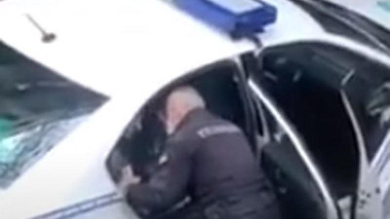 Сръбски полицай бие гражданин, нарушил полицейския час ВИДЕО