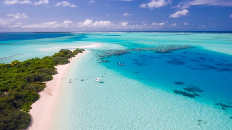 Изоставен райски остров на Малдивите приютява хора под карантина