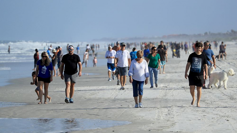 След пика на пандемията: Тълпи заляха плажовете във Флорида СНИМКИ 