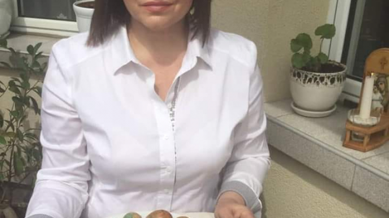Корнелия Нинова се снима с яйцата и поздрави българите за Великден СНИМКА