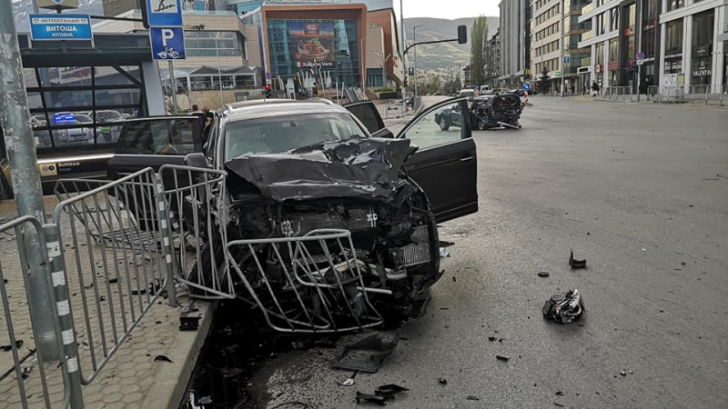 Разкритие на БЛИЦ: Помляната на бул. "Черни връх" кола е на журналиста Милен Цветков