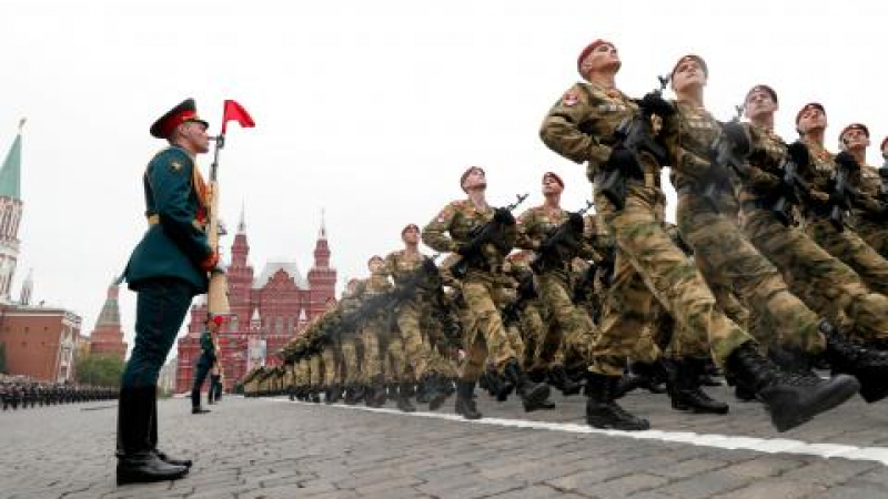 15 000 руски военни са под карантина след тренировки за Парада на победата