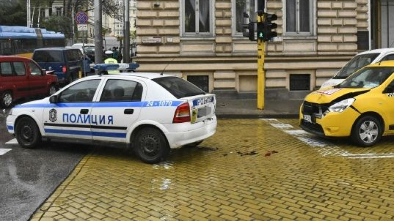 Меле с патрулка и такси в центъра на София СНИМКИ