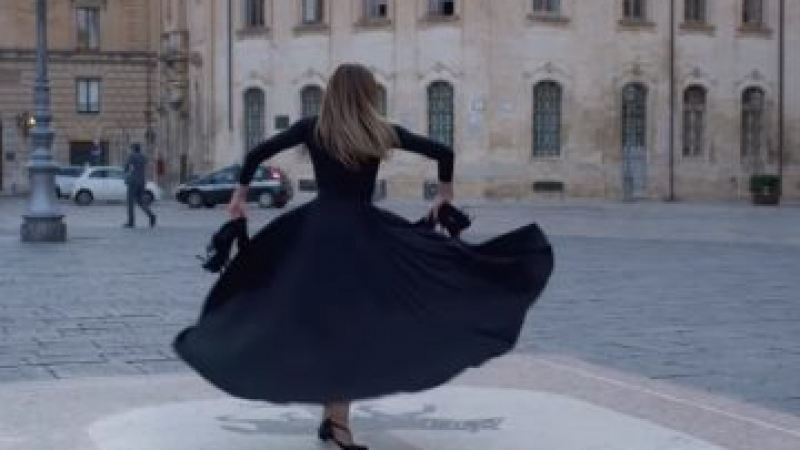 ВИДЕО с „екзорсистки танц“ на мистериозна жена срещу К-19 взриви Италия