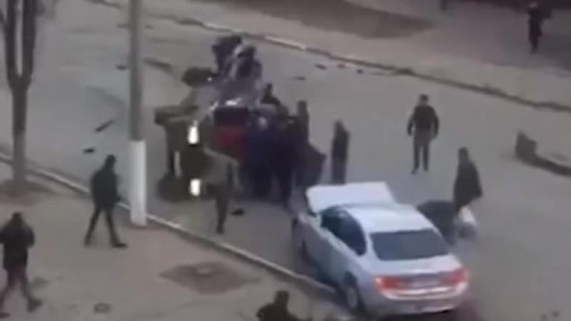 Разярена тълпа се разправи с шофьор на BMW след ПТП ВИДЕО