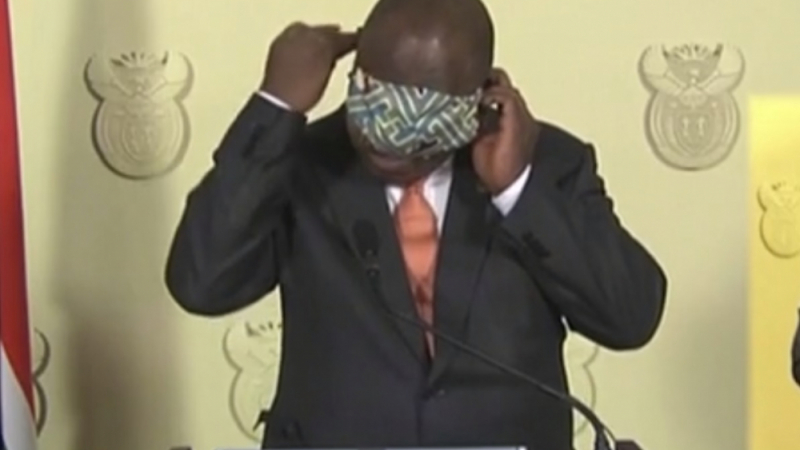 Президентът на ЮАР опита да сложи маска в ефир, но срещна проблеми ВИДЕО