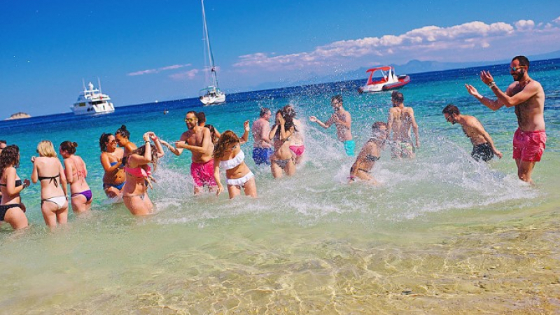 Атина обяви кога ще можем да се припичаме на гръцките плажове
