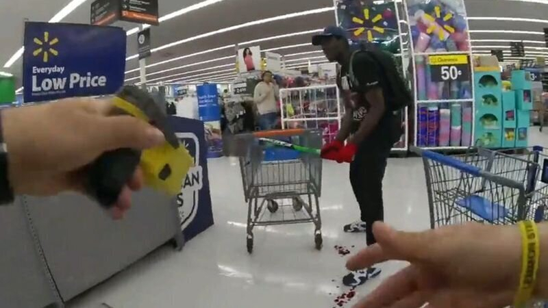 US полицаи застреляха агресивен чернокож пред очите на множество клиенти в магазин на Walmart ВИДЕО 18+