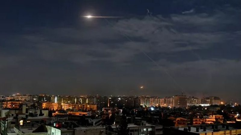 Сирийската ПВО отразява атаки в небето над Дамаск ВИДЕО