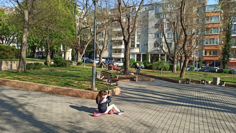 Как изглежда Бургас, след като върнаха пейките в парковете СНИМКИ
