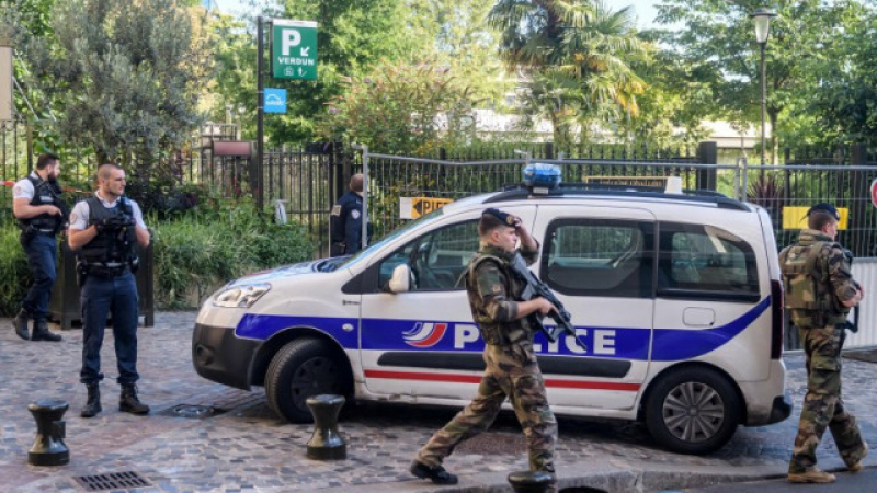 Тежък инцидент с двама полицаи в Париж ВИДЕО  