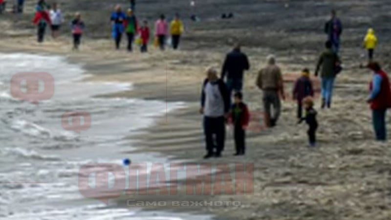 Хора без маски плъзнаха на плажа в Бургас 
