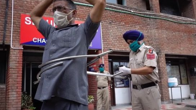Брутално! Полицаите в Индия хващат с огромни щипки нарушителите на карантината ВИДЕО