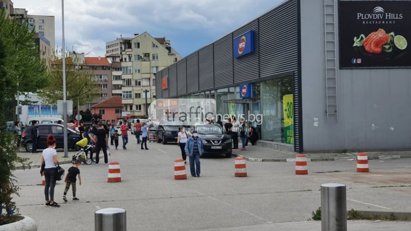 Евакуират сгради и хипермаркети заради земетресението в Пловдив 