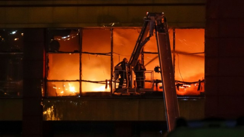 Склад с медицински маски изгоря край Париж ВИДЕО