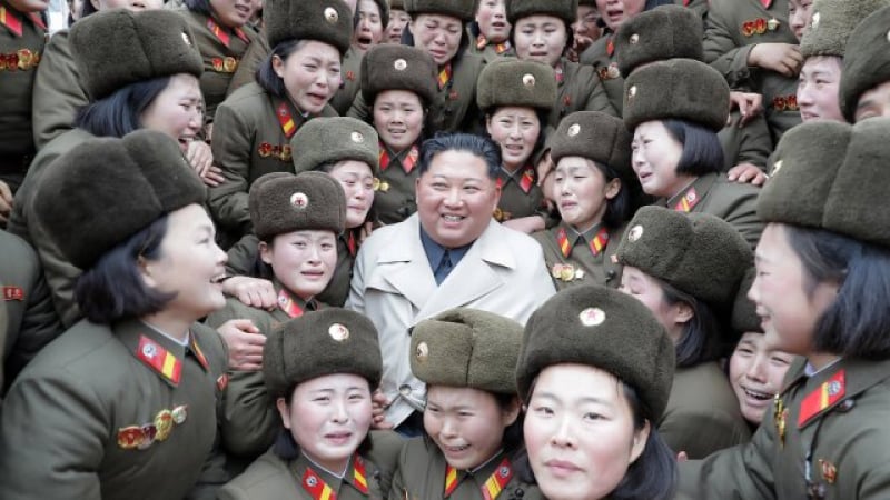 Неподозираните тайни на Ким Чен Ун: Алкохол, купони, секс и... СНИМКИ