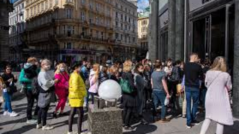 След падане на мерките: Животът на Виена ври и кипи, улиците и магазините са пълни СНИМКИ 