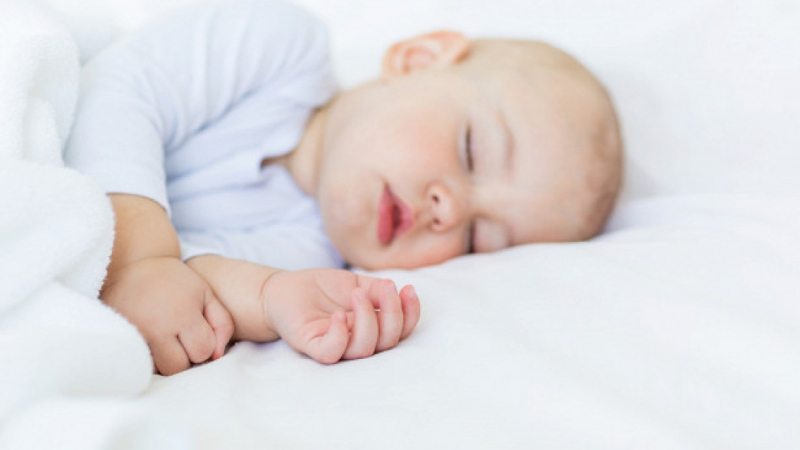 Майка измисли уникален трик, за да приспи бебето си за секунди  