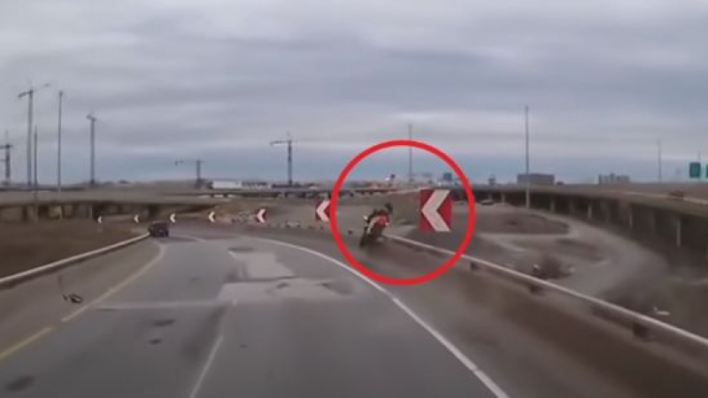 Моторист излетя от естакада на скорост и падна от високо ВИДЕО