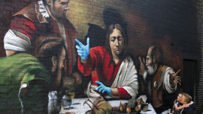 Уличен художник почете медиците на първа линия с графити