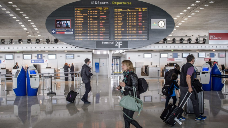 Български работници бедстват на летище до Париж 