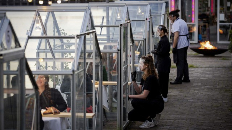 Креативно! Холандски ресторант предлага вечеря в стъклена кабина заради К-19 ВИДЕО
