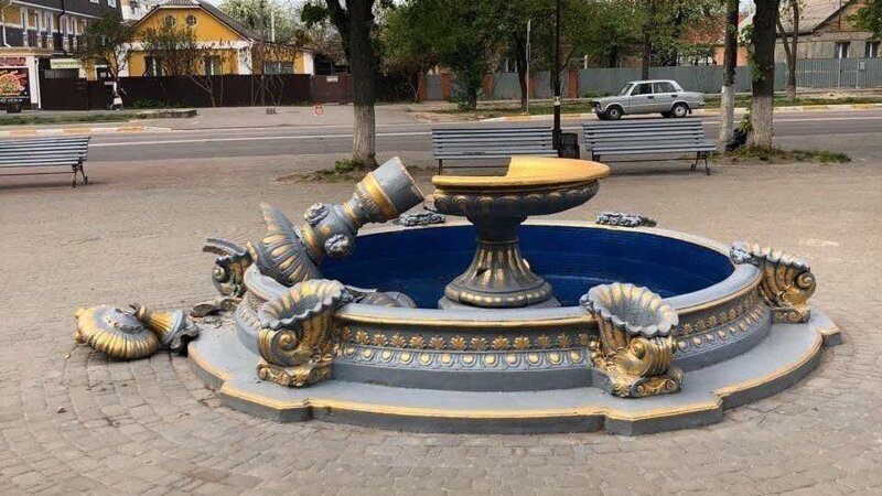 Украинка счупи фонтан, опитвайки си направи селфи ВИДЕО