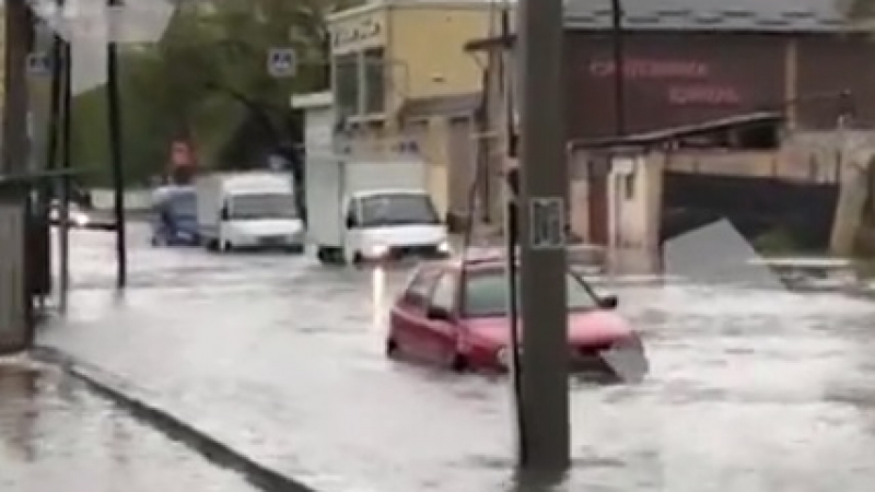 Руски град е под вода заради силен дъжд ВИДЕО