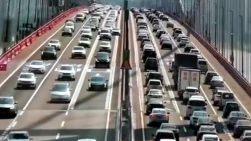 В Китай затвориха голям мост, заснет да се люлее опасно ВИДЕО