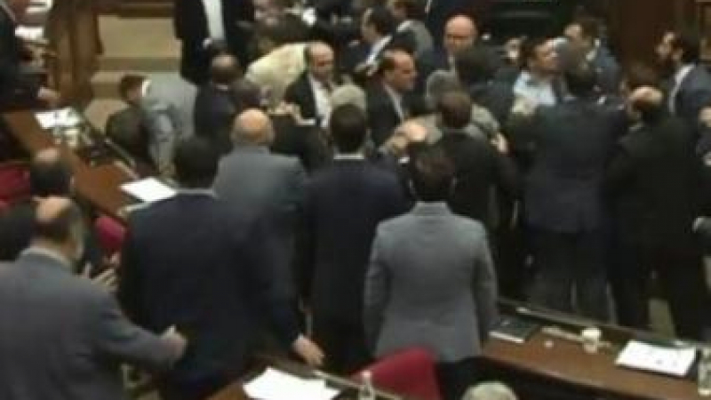 Депутати се сбиха след призив към опозицията обидите да спрат ВИДЕО