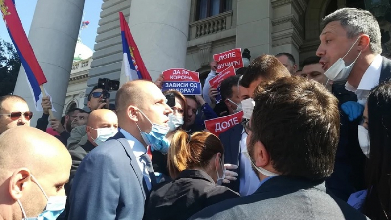 Шок и ужас с много арестувани пред сръбския парламент ВИДЕО 
