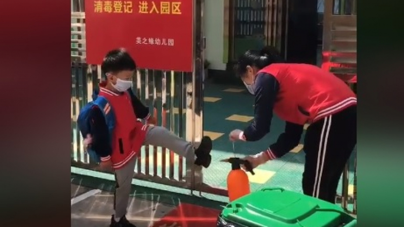Уникално ВИДЕО: Вижте как дезинфектират децата в Китай 
