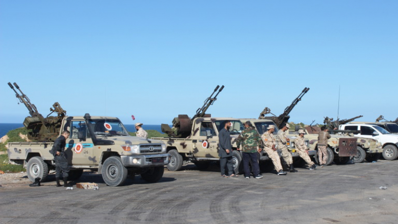 Нападение: Ракетна атака и ударени самолети и танкери в Либия