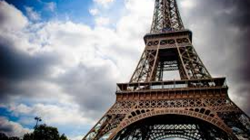 Тайнствена миризма подлуди Париж, гражданите в шок и ужас