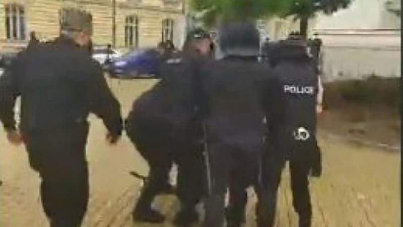 Масови арести след екшъна на протеста в София, един от задържаните се оказа много опасен