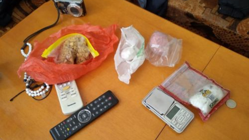 Бургаски ченгета нахлуха в дома на Диян и се хванаха за главата от видяното СНИМКИ