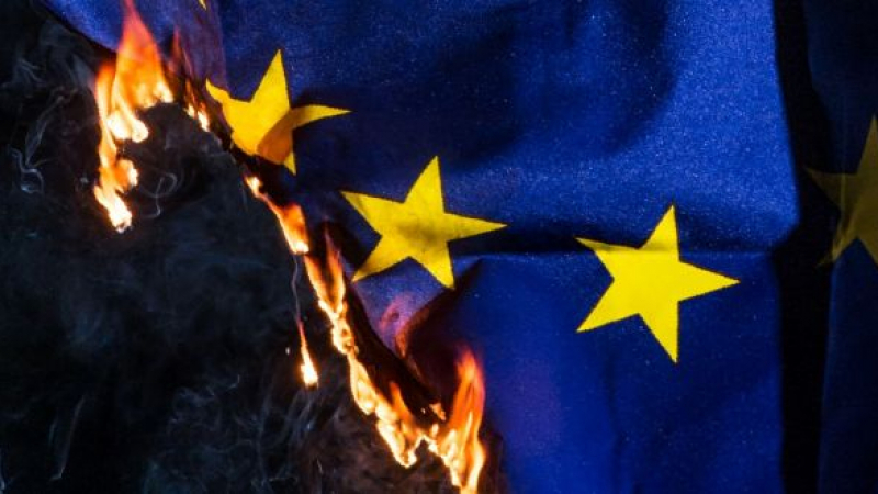 Германия ще наказва сурово всеки, който дръзне да изгори флага на ЕС 