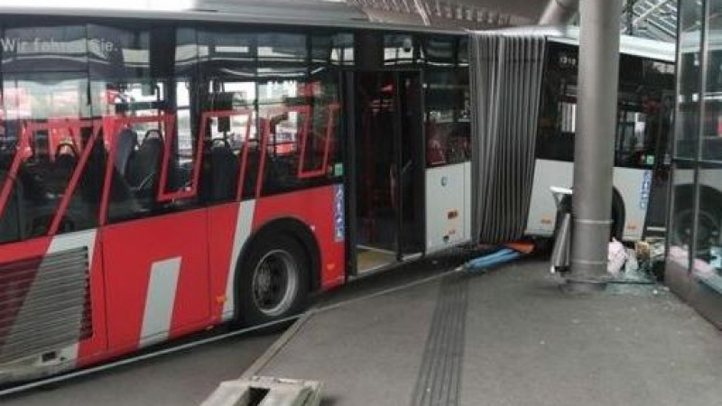 Шокиращ инцидент: Голям автобус се вряза в сградата на жп гара ВИДЕО