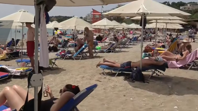 Гърците се юрнаха на плаж като изоглавени, забравиха всякаква дистанция ВИДЕО