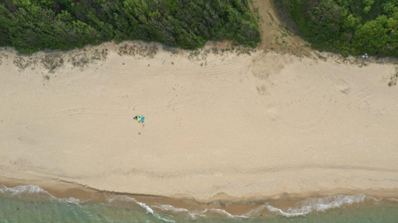 Тузарски джипове на „природозащитни“ туристи ровят дюните на Иракли ВИДЕО