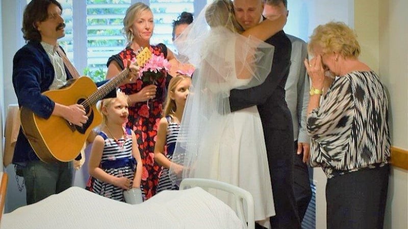 Булка се омъжи в болничната стая на умиращия си баща и чу последния му дъх СНИМКИ
