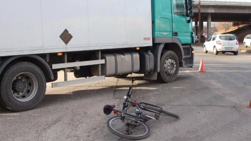 Камион уби на място пенсионер на колело край Видин