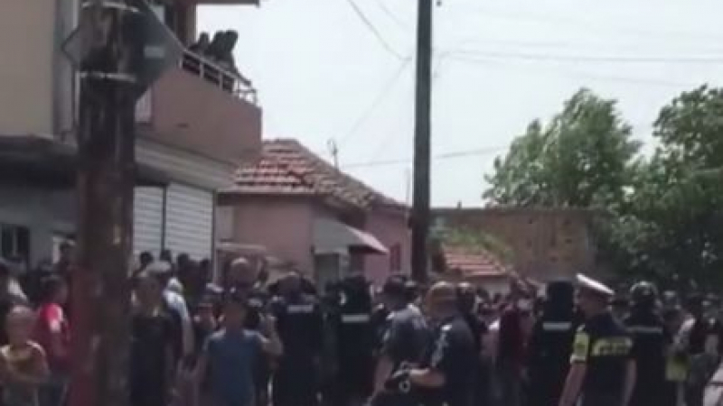 Полиция и жандармерия се изсипа в пламналата от К-19 махала в Ямбол ВИДЕО 