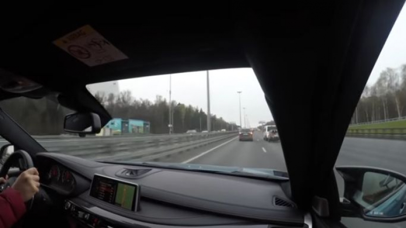 ВИДЕО показва как руски тир изпреварва BMW X6 с над 200 км/ч