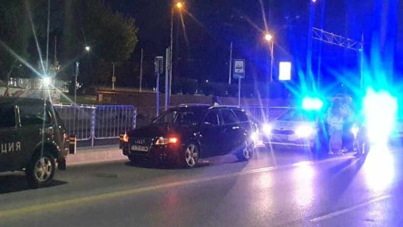 Сигнал до БЛИЦ: Страшен екшън между полицай и шофьор в нощна София СНИМКИ